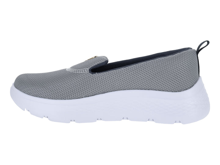 Zapato deportivo slip-on de color gris con suela blanca gruesa y detalle dorado en la parte superior.