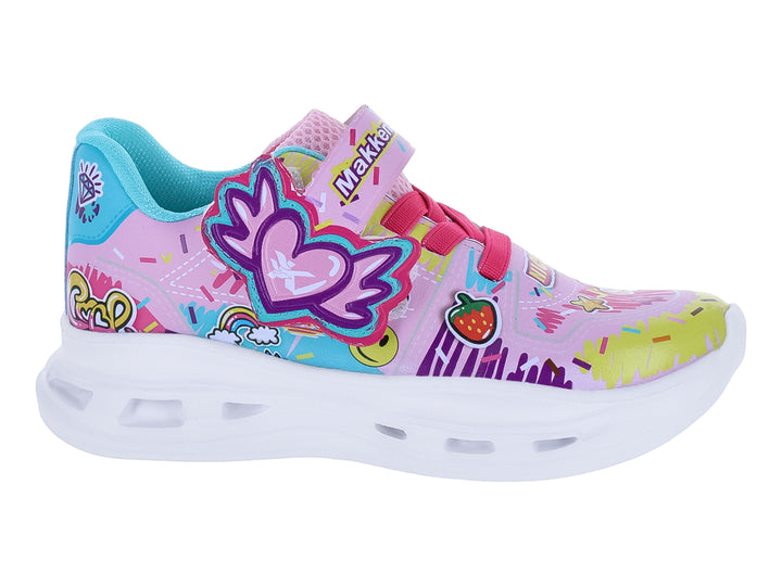 Tenis infantil color rosa con decoraciones coloridas de corazón y frutas, suela blanca y forro turquesa.