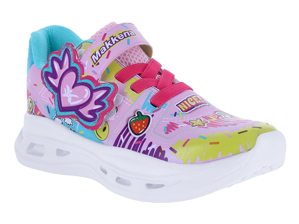 Tenis infantil color rosa con decoraciones coloridas de corazón y frutas, suela blanca y forro turquesa.