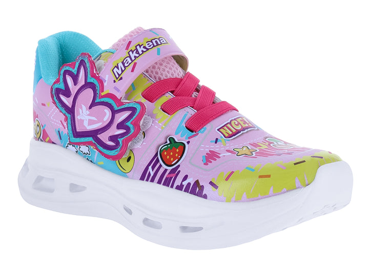 Tenis infantil color rosa con decoraciones coloridas de corazón y frutas, suela blanca y forro turquesa.
