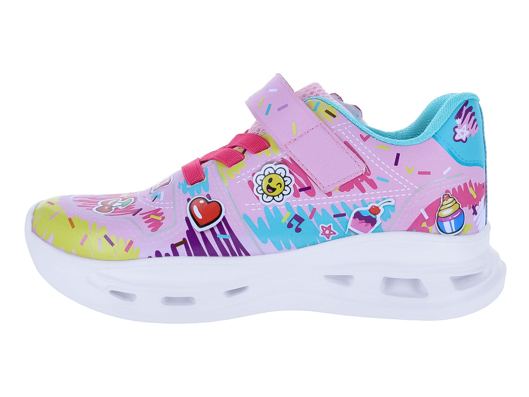 Tenis infantil color rosa con decoraciones coloridas de corazón y frutas, suela blanca y forro turquesa.