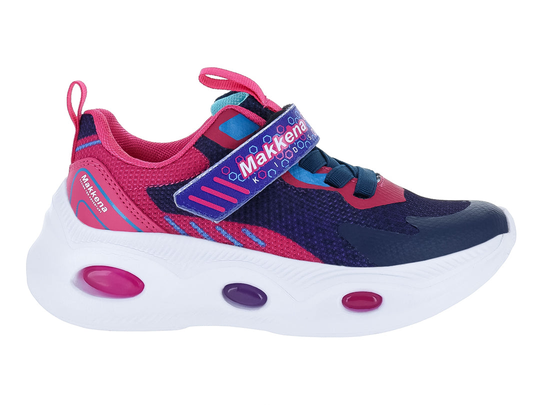 Tenis deportivos infantiles en colores azul marino y fucsia con suela blanca y correa de ajuste.