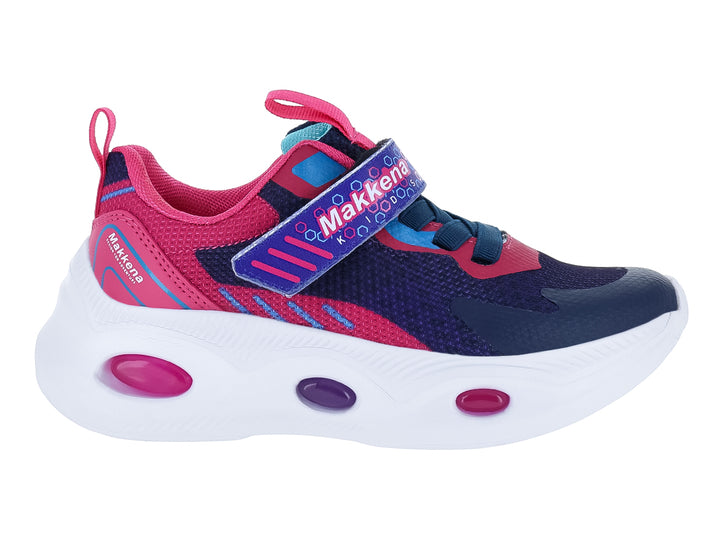 Tenis deportivos infantiles en colores azul marino y fucsia con suela blanca y correa de ajuste.