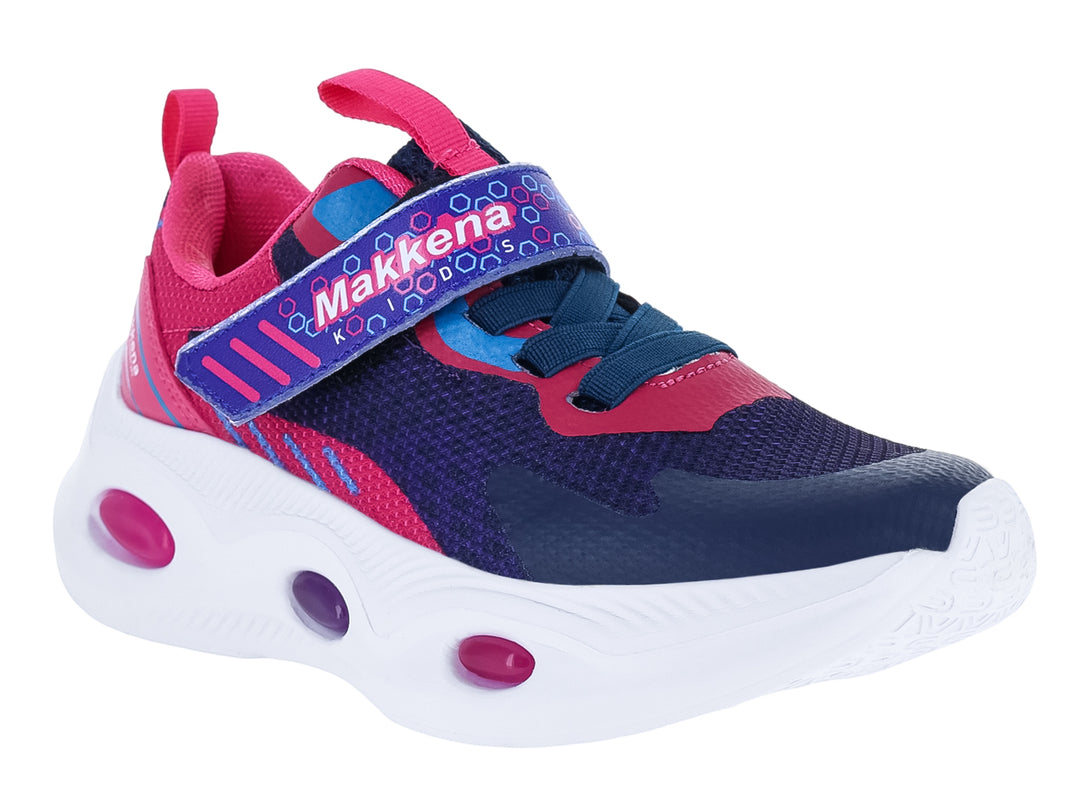 Tenis deportivos infantiles en colores azul marino y fucsia con suela blanca y correa de ajuste.