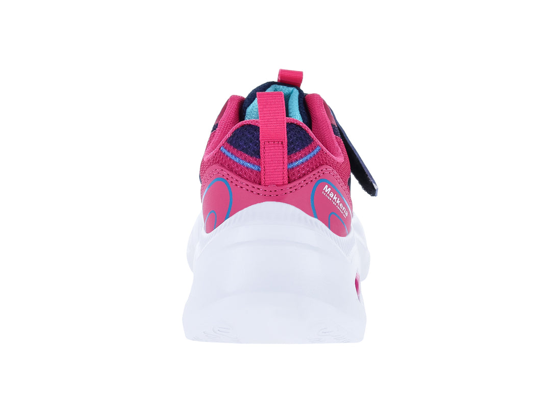 Tenis deportivos infantiles en colores azul marino y fucsia con suela blanca y correa de ajuste.