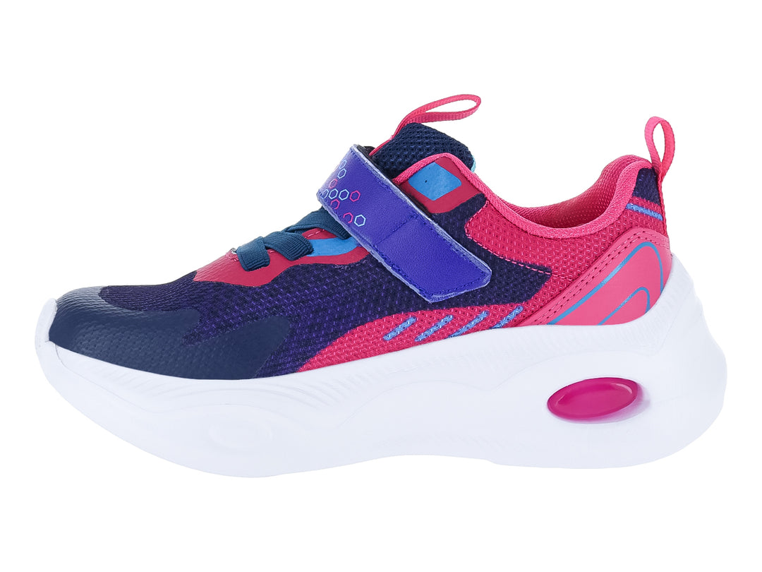 Tenis deportivos infantiles en colores azul marino y fucsia con suela blanca y correa de ajuste.