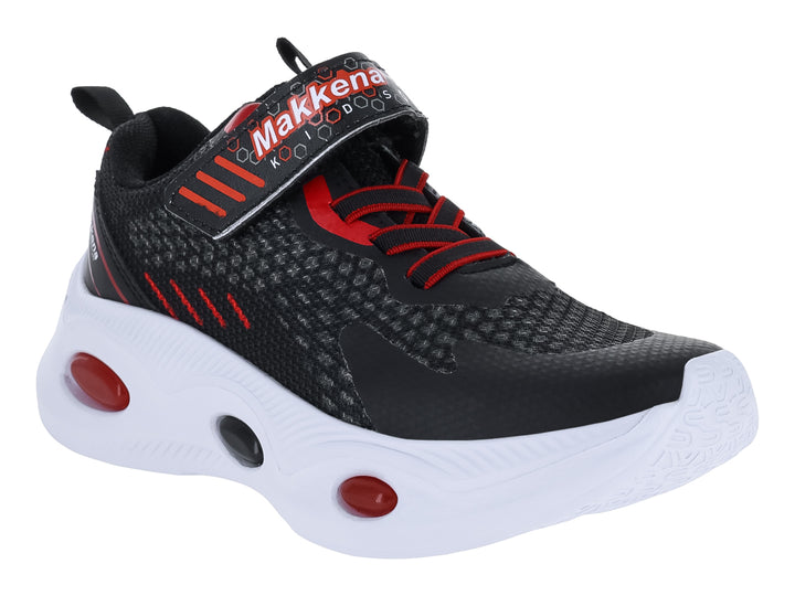Tenis deportivo infantil color negro con detalles rojos y suela blanca.