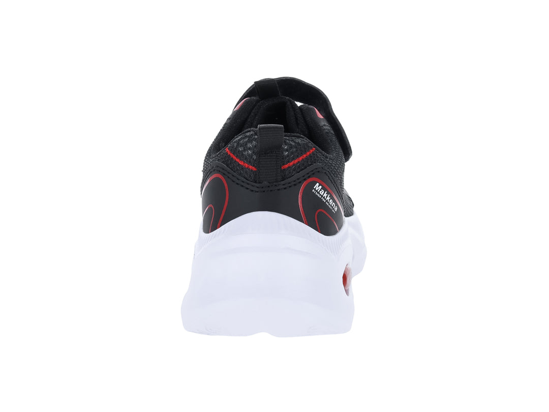 Tenis deportivo infantil color negro con detalles rojos y suela blanca.