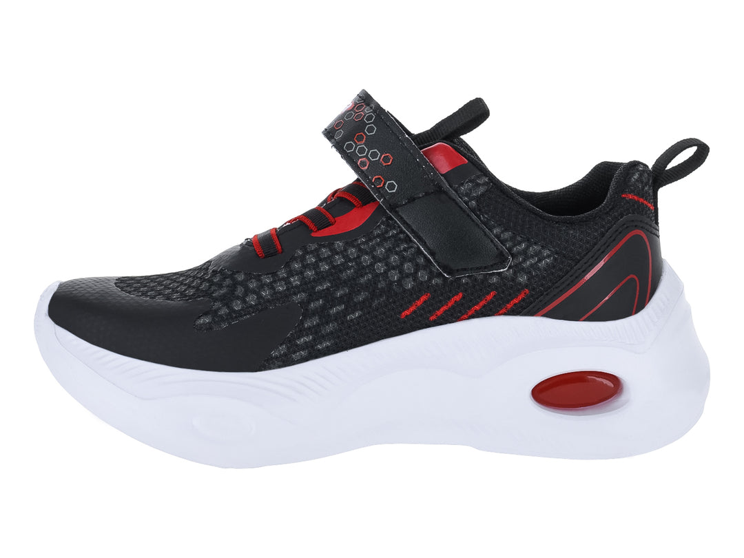 Tenis deportivo infantil color negro con detalles rojos y suela blanca.
