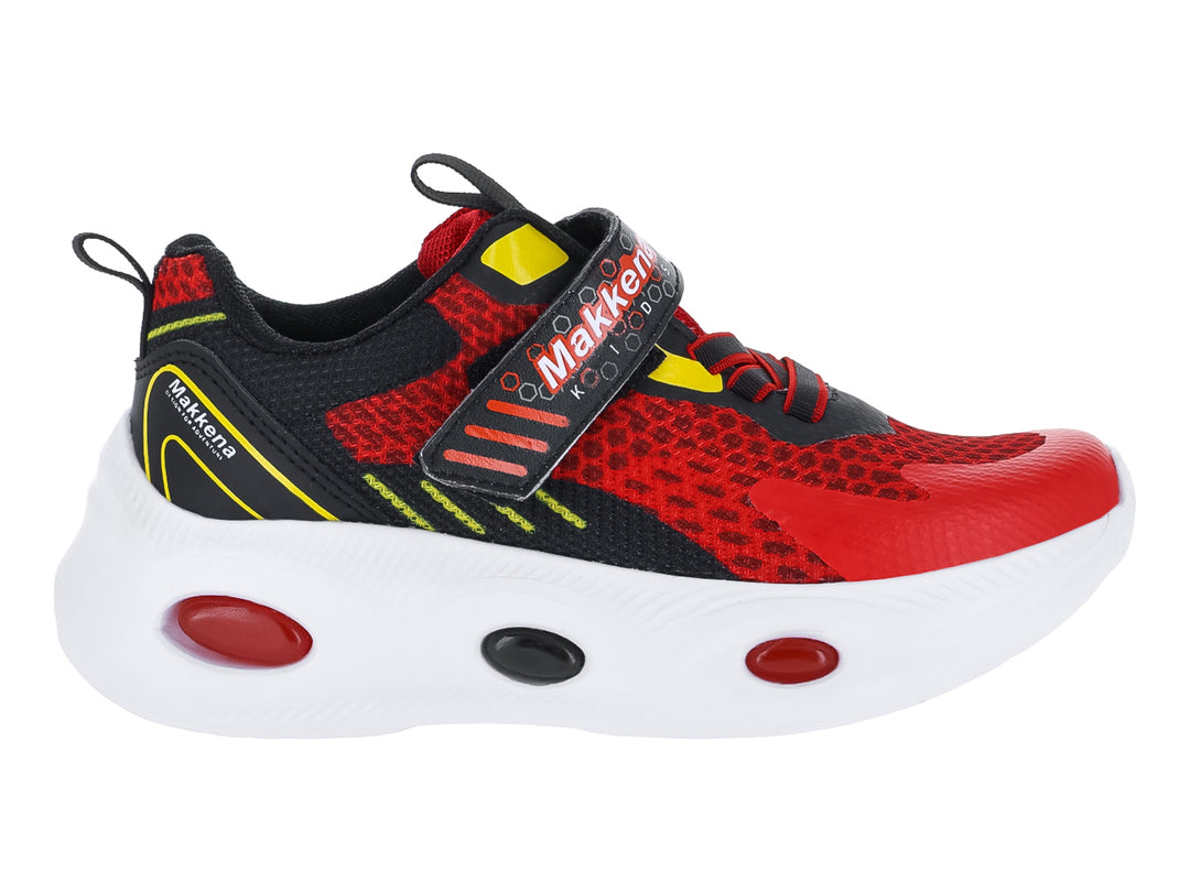 Tenis deportivos para niño en color rojo y negro con suela blanca y detalles amarillos.
