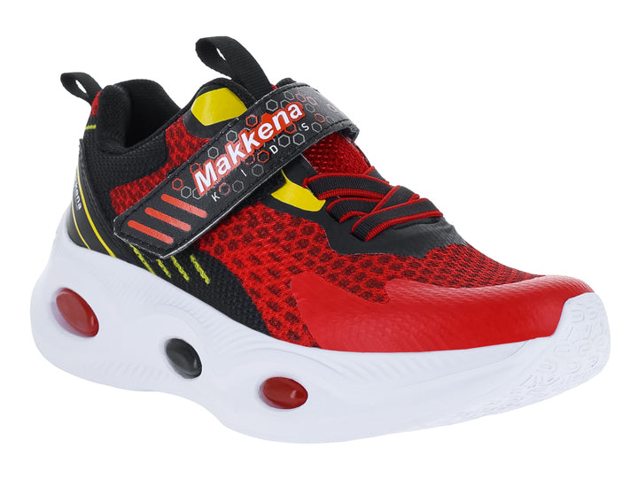 Tenis deportivos para niño en color rojo y negro con suela blanca y detalles amarillos.