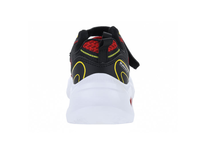 Tenis deportivos para niño en color rojo y negro con suela blanca y detalles amarillos.