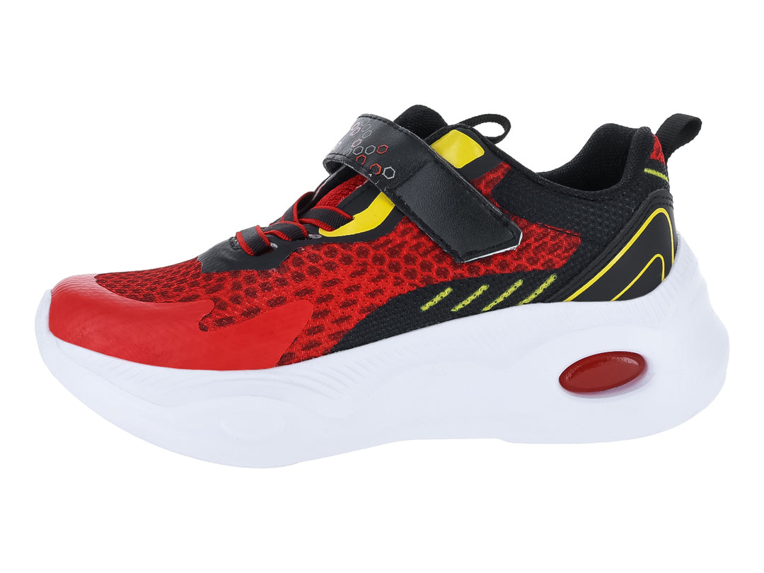 Tenis deportivos para niño en color rojo y negro con suela blanca y detalles amarillos.