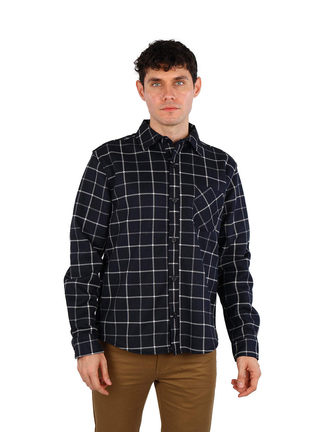 Hombre vistiendo camisa de manga larga color navy con estampado de cuadros blancos.