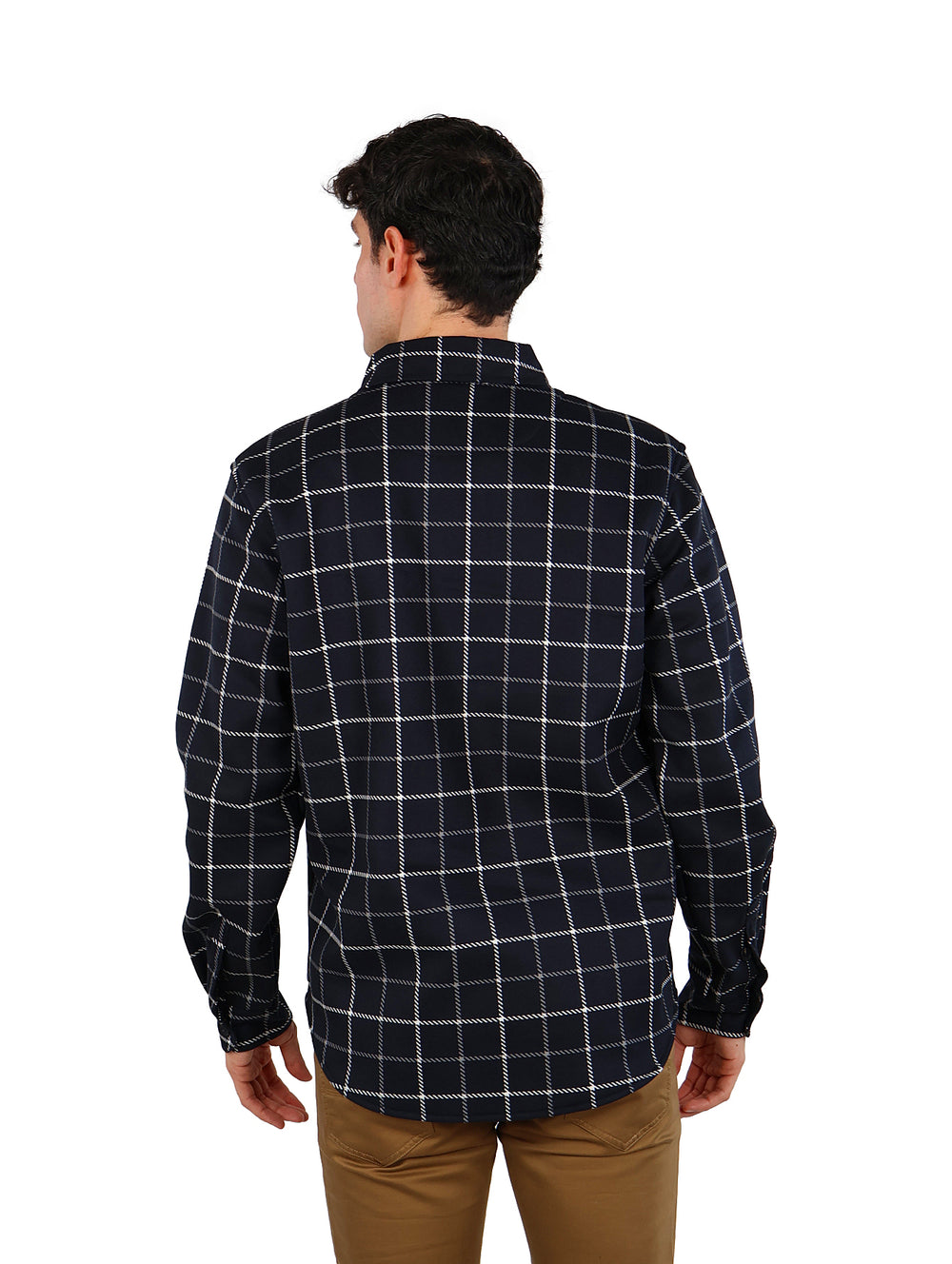 Hombre vistiendo camisa de manga larga color navy con estampado de cuadros blancos.