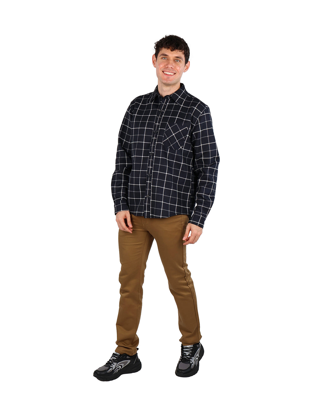 Hombre vistiendo camisa de manga larga color navy con estampado de cuadros blancos.