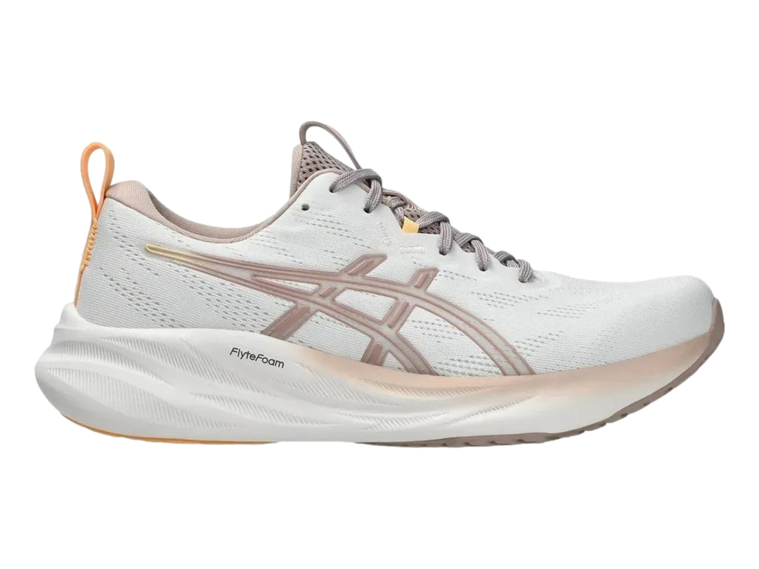 Tenis deportivos ASICS Gel-Pulse 16 para mujer en color blanco con detalles en tono fawn.