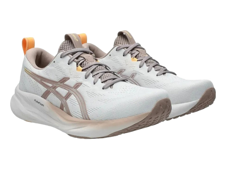 Tenis deportivos ASICS Gel-Pulse 16 para mujer en color blanco con detalles en tono fawn.