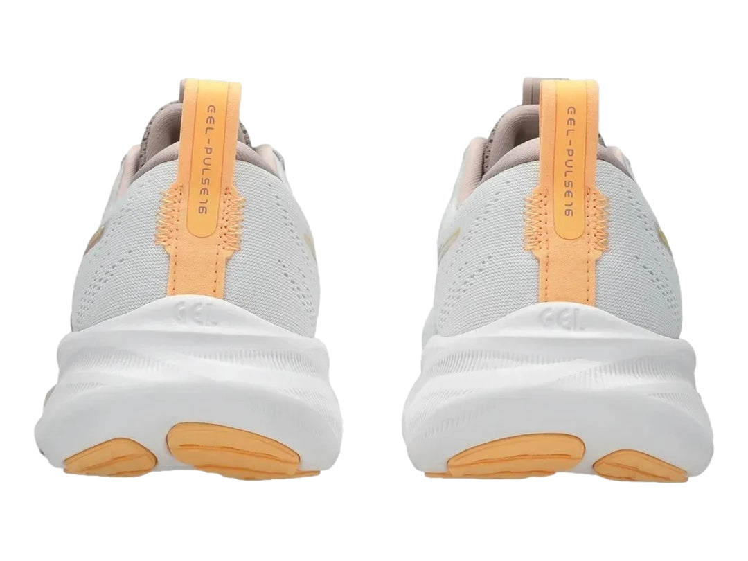 Tenis deportivos ASICS Gel-Pulse 16 para mujer en color blanco con detalles en tono fawn.