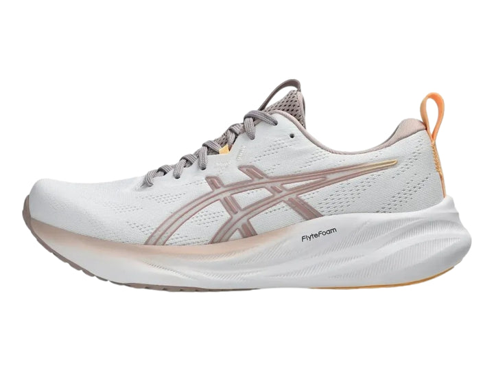 Tenis deportivos ASICS Gel-Pulse 16 para mujer en color blanco con detalles en tono fawn.