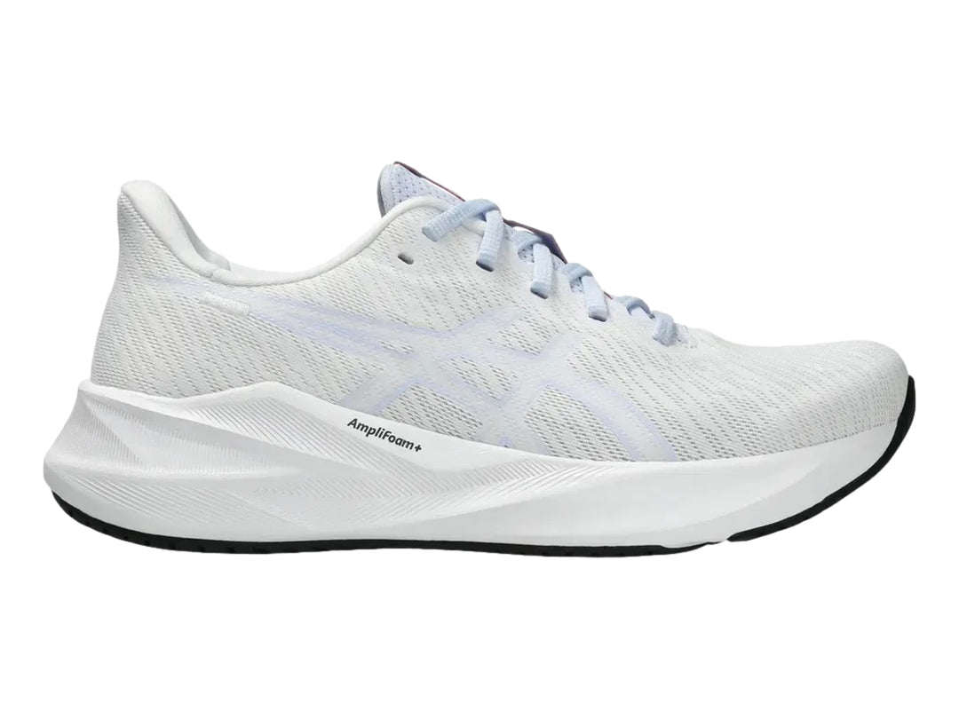 Tenis deportivos ASICS Versablast 4 para mujer en color blanco con detalles en lila y suela blanca.