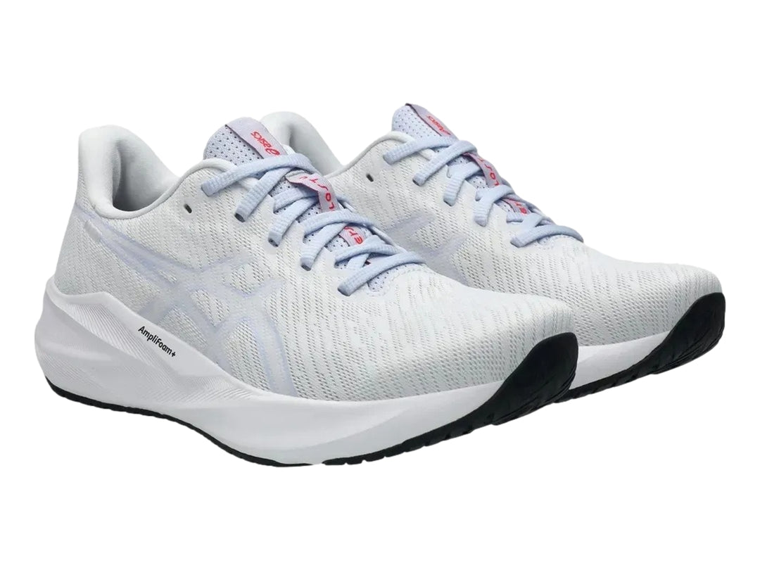 Tenis deportivos ASICS Versablast 4 para mujer en color blanco con detalles en lila y suela blanca.