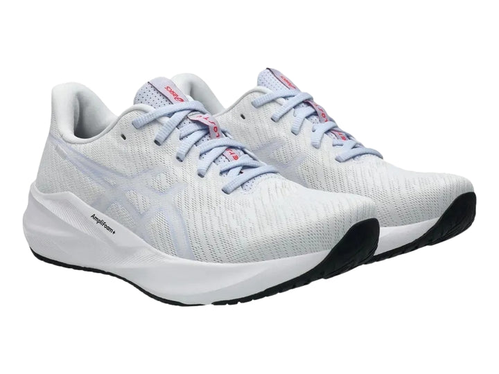 Tenis deportivos ASICS Versablast 4 para mujer en color blanco con detalles en lila y suela blanca.