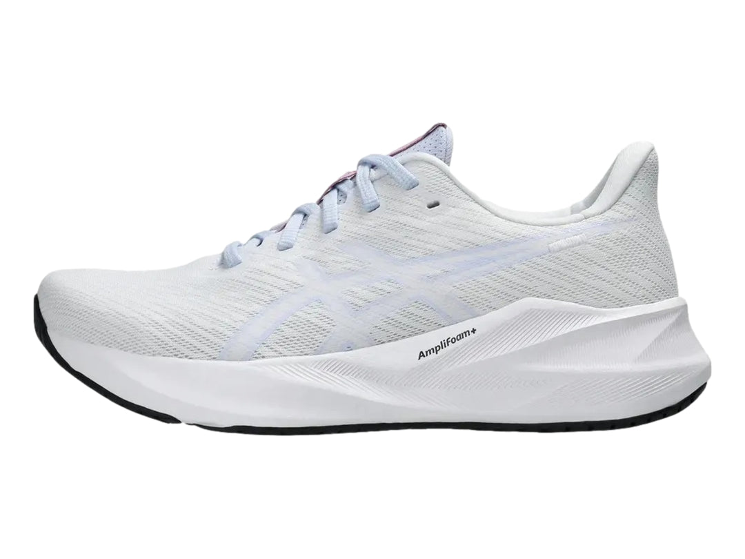 Tenis deportivos ASICS Versablast 4 para mujer en color blanco con detalles en lila y suela blanca.