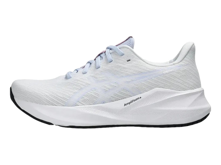 Tenis deportivos ASICS Versablast 4 para mujer en color blanco con detalles en lila y suela blanca.