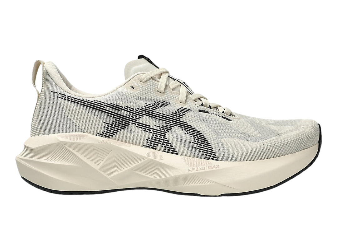 Tenis deportivos ASICS Novablast 5 en color oatmeal con detalles negros y suela blanca robusta para hombre.