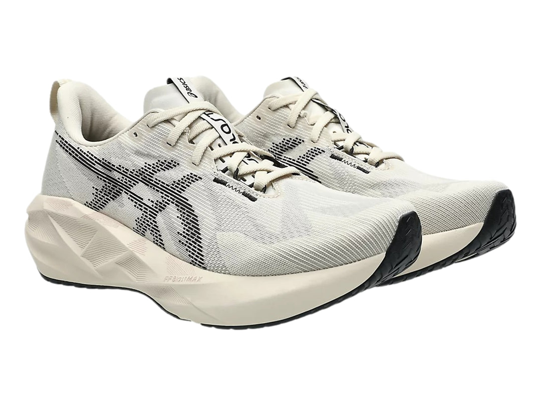 Tenis deportivos ASICS Novablast 5 en color oatmeal con detalles negros y suela blanca robusta para hombre.