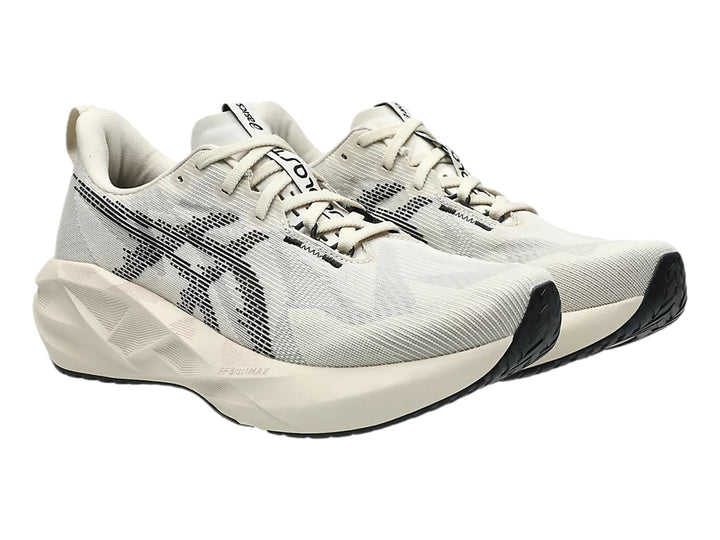 Tenis deportivos ASICS Novablast 5 en color oatmeal con detalles negros y suela blanca robusta para hombre.