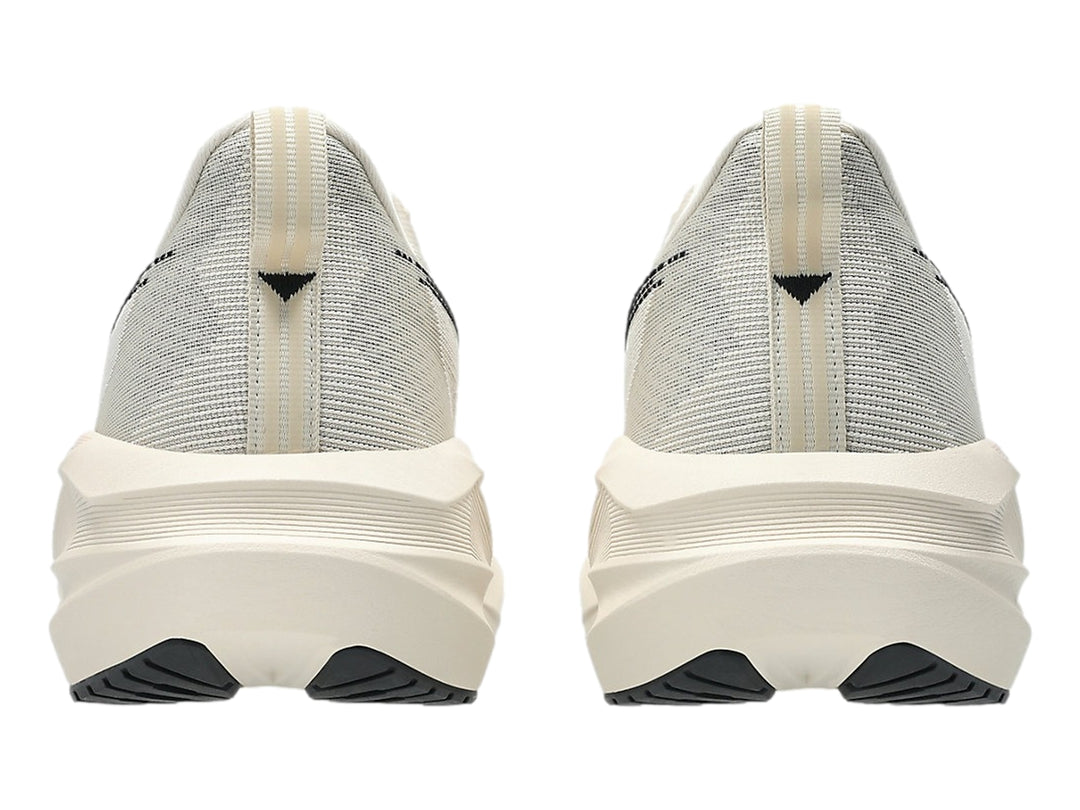 Tenis deportivos ASICS Novablast 5 en color oatmeal con detalles negros y suela blanca robusta para hombre.