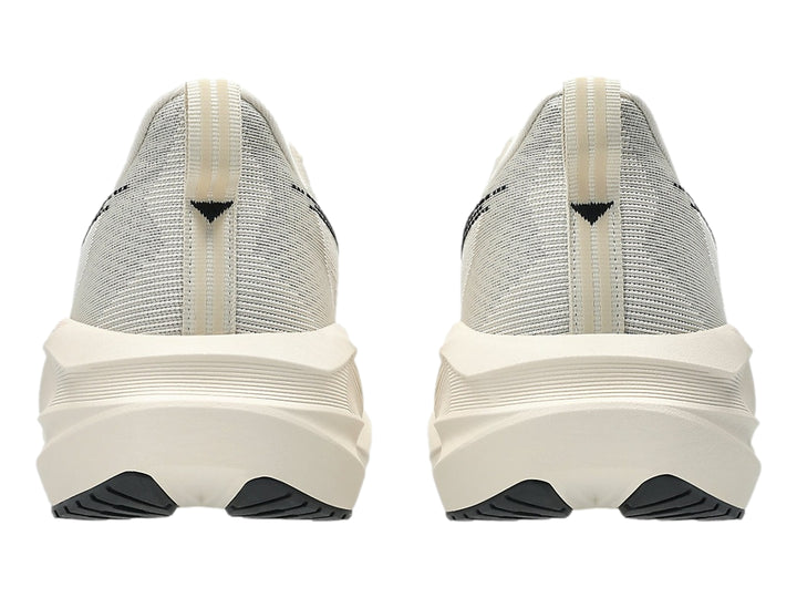 Tenis deportivos ASICS Novablast 5 en color oatmeal con detalles negros y suela blanca robusta para hombre.
