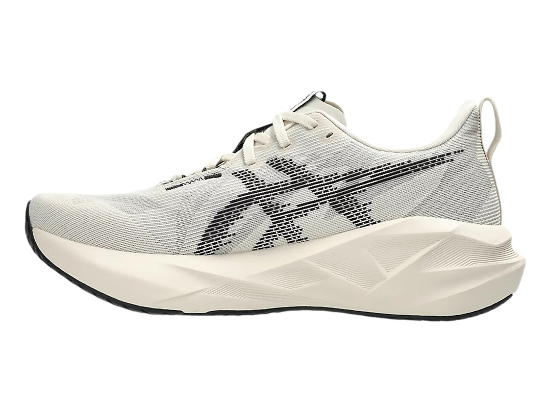 Tenis deportivos ASICS Novablast 5 en color oatmeal con detalles negros y suela blanca robusta para hombre.