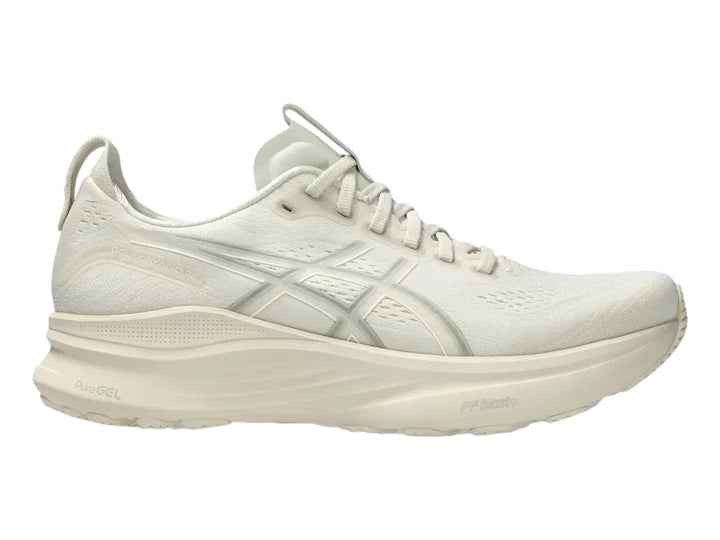 Tenis deportivos ASICS Gel-Kayano en color oatmeal, diseño moderno con suela gruesa y malla transpirable.