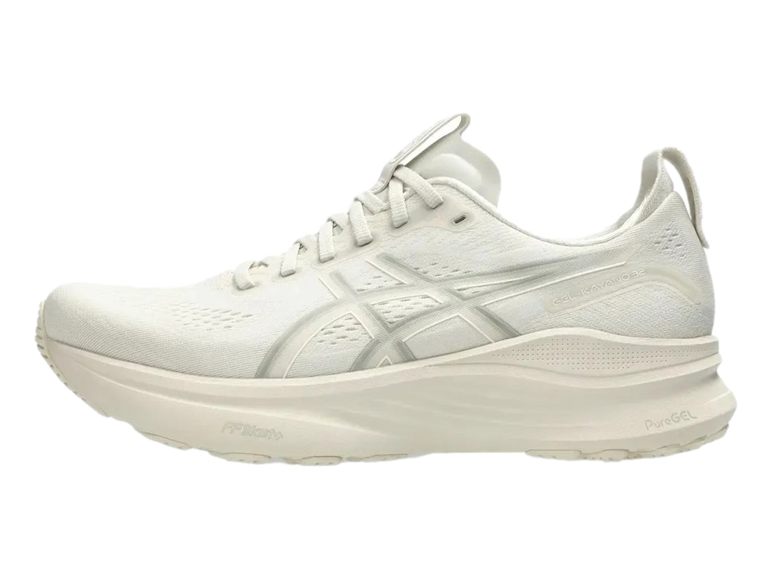 Tenis deportivos ASICS Gel-Kayano en color oatmeal, diseño moderno con suela gruesa y malla transpirable.