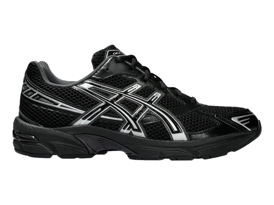 Tenis deportivos ASICS GEL-1130 en color negro con detalles plateados y malla transpirable.