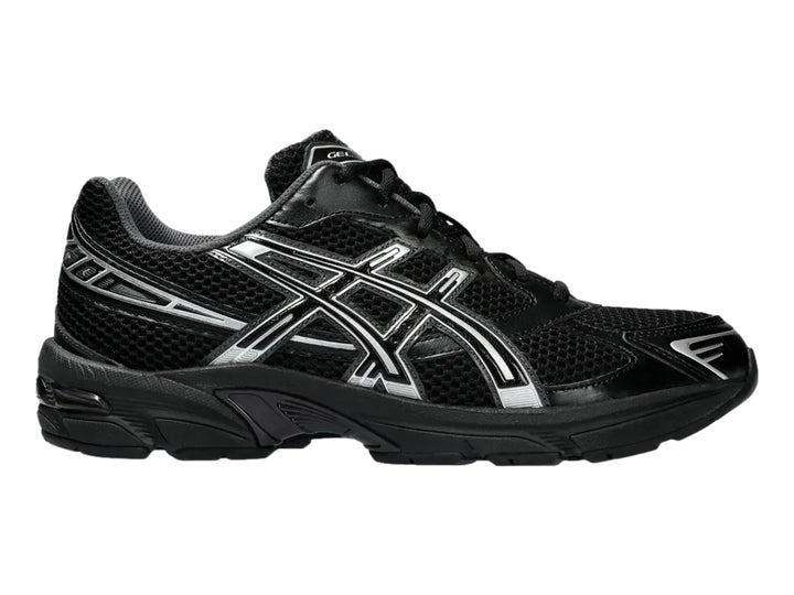Tenis deportivos ASICS GEL-1130 en color negro con detalles plateados y malla transpirable.