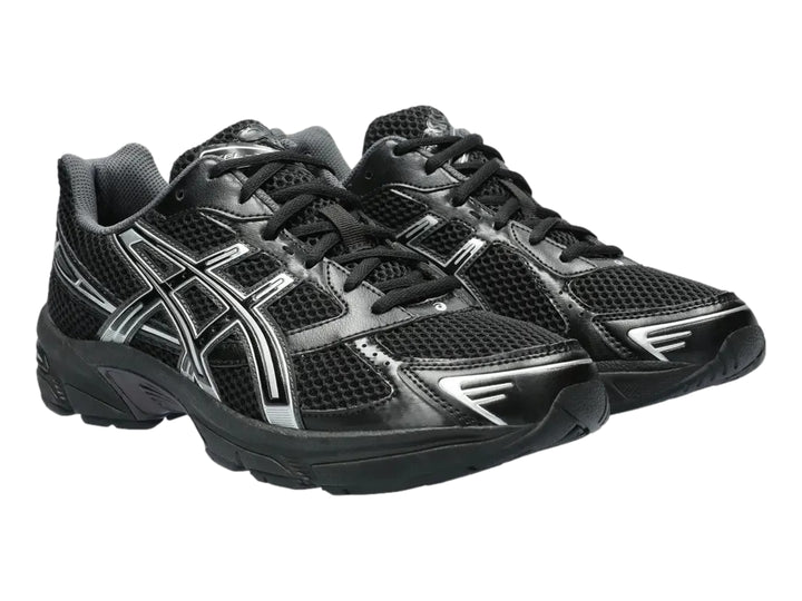 Tenis deportivos ASICS GEL-1130 en color negro con detalles plateados y malla transpirable.