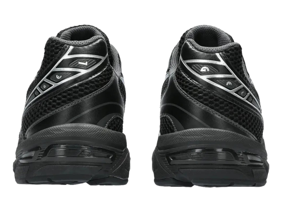 Tenis deportivos ASICS GEL-1130 en color negro con detalles plateados y malla transpirable.