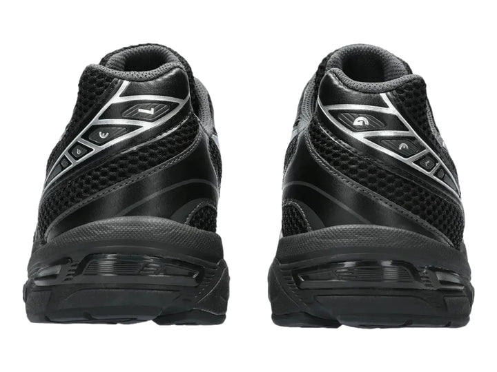Tenis deportivos ASICS GEL-1130 en color negro con detalles plateados y malla transpirable.