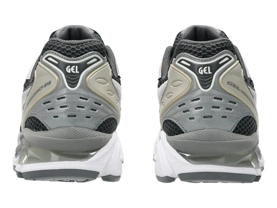 Tenis deportivos ASICS Gel-Kayano 14 en colores gris, blanco y negro con suela amortiguada.