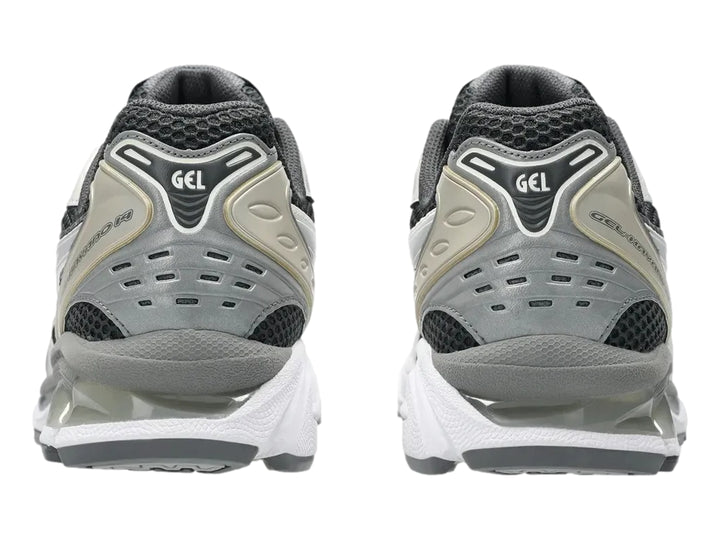 Tenis deportivos ASICS Gel-Kayano 14 en colores gris, blanco y negro con suela amortiguada.