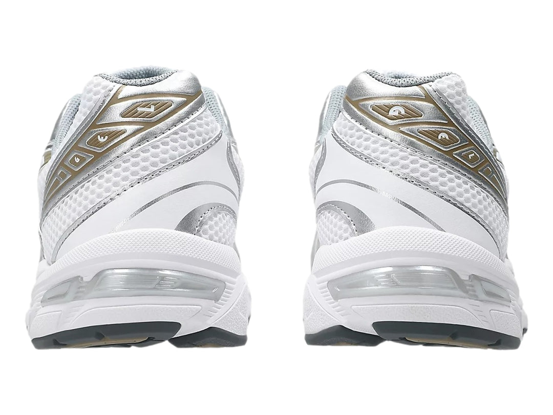 Tenis deportivos ASICS GEL-1130 en color blanco con detalles dorados y plateados sobre fondo blanco.