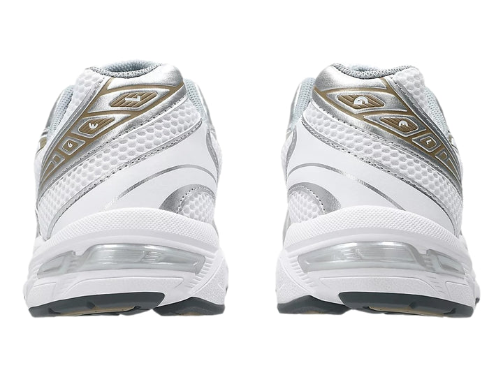 Tenis deportivos ASICS GEL-1130 en color blanco con detalles dorados y plateados sobre fondo blanco.