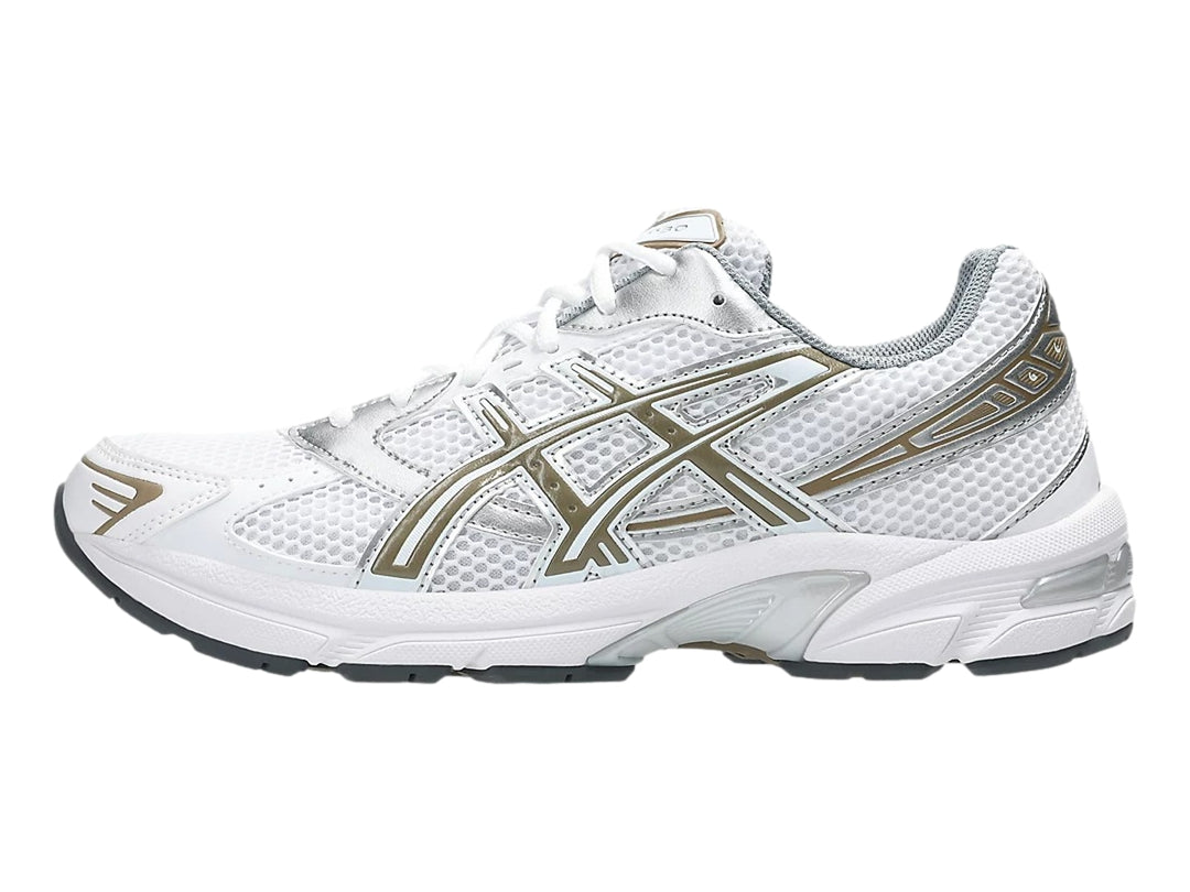 Tenis deportivos ASICS GEL-1130 en color blanco con detalles dorados y plateados sobre fondo blanco.