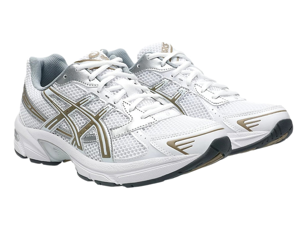Tenis deportivos ASICS GEL-1130 en color blanco con detalles dorados y grises, vista lateral.