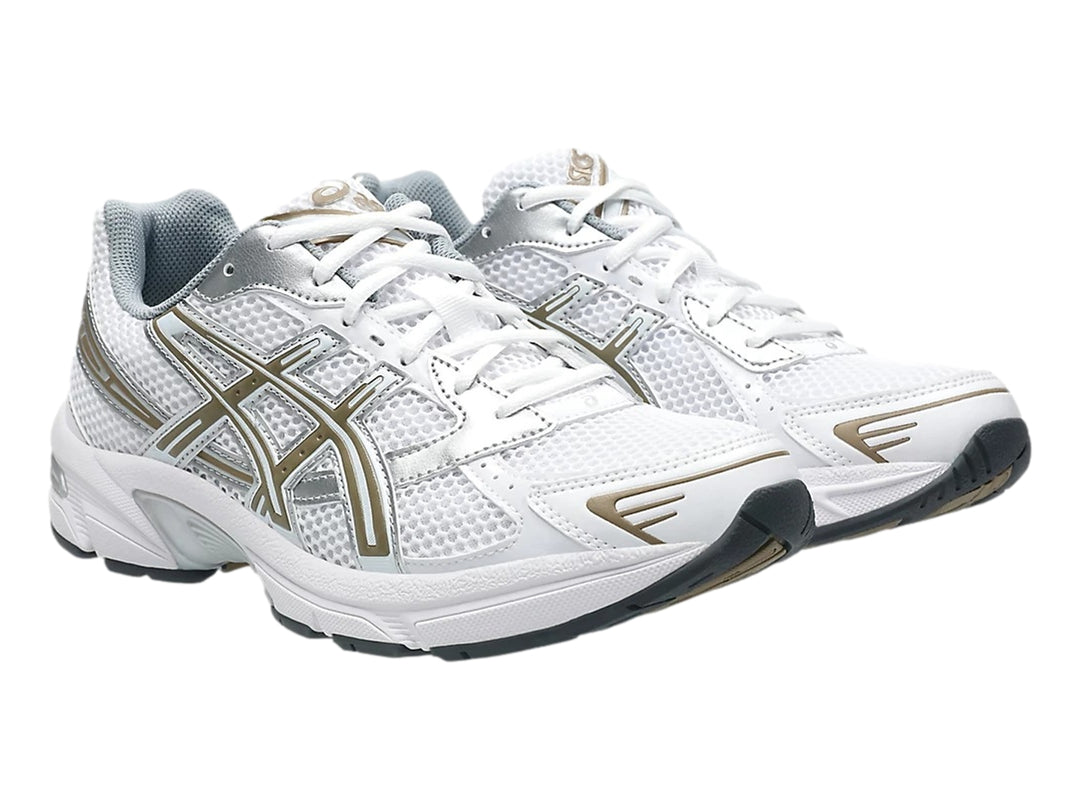 Tenis deportivos ASICS GEL-1130 en color blanco con detalles dorados y grises, vista lateral.