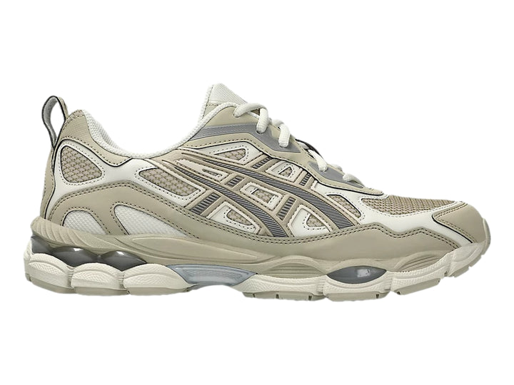 Tenis ASICS GEL-NYC en colores gris y beige con suela gruesa y detalles en malla.